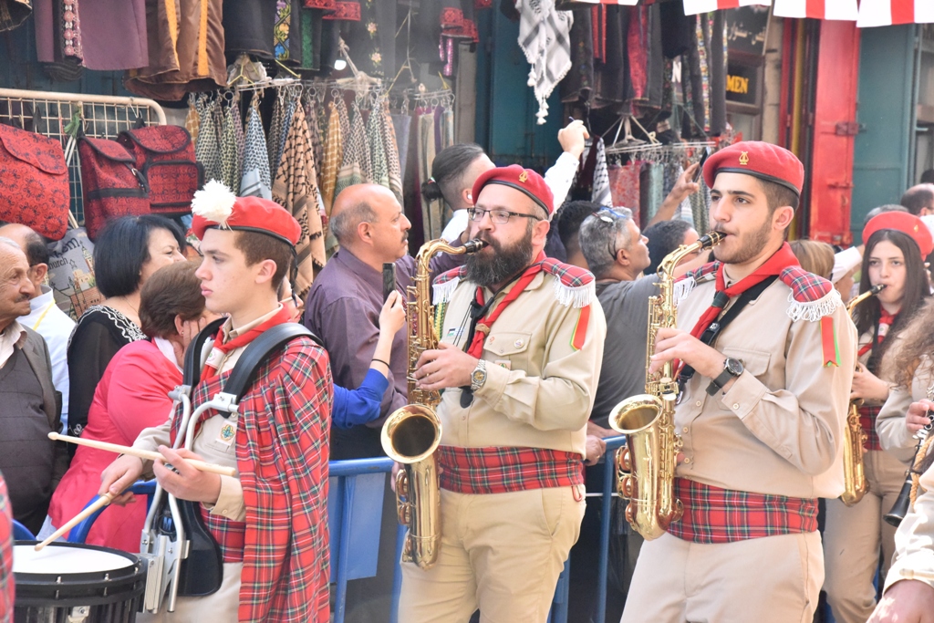 رئيس بلدية بيت لحم يشارك في استقبال النور المقدس القادم من القدس