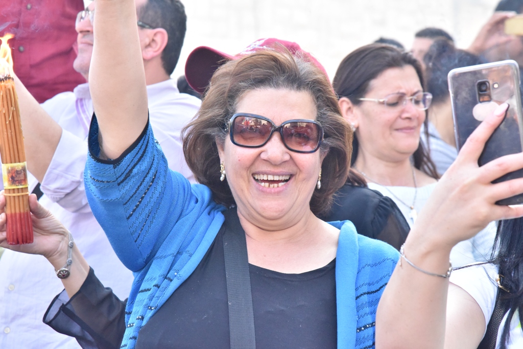 رئيس بلدية بيت لحم يشارك في استقبال النور المقدس القادم من القدس