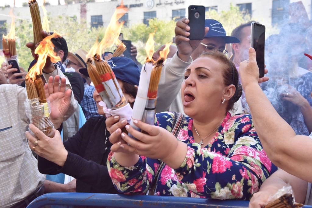 رئيس بلدية بيت لحم يشارك في استقبال النور المقدس القادم من القدس