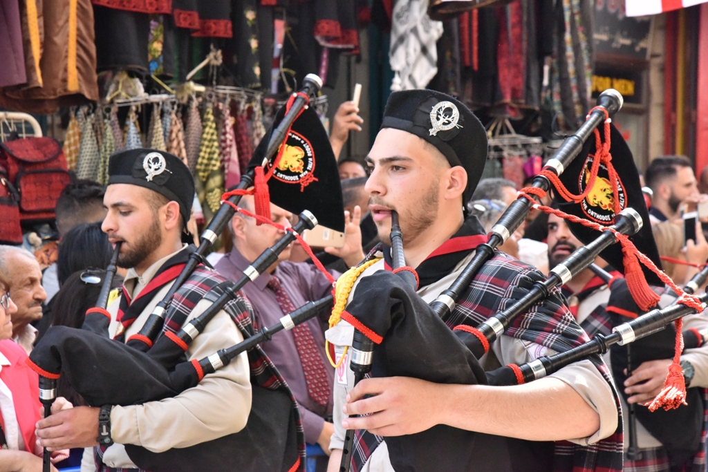 رئيس بلدية بيت لحم يشارك في استقبال النور المقدس القادم من القدس