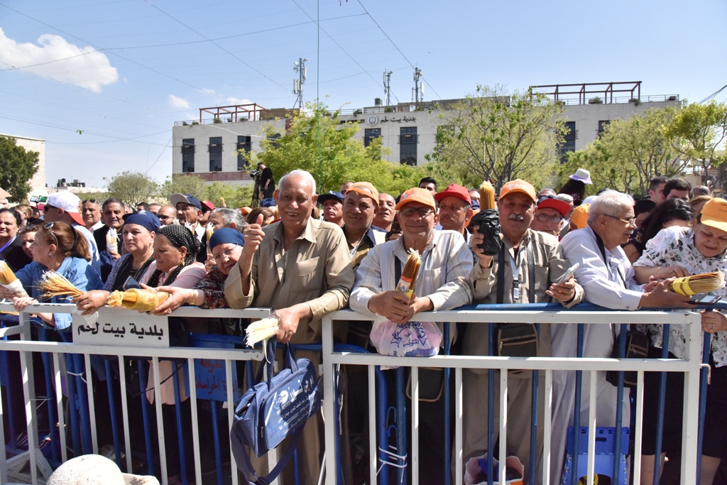 رئيس بلدية بيت لحم يشارك في استقبال النور المقدس القادم من القدس