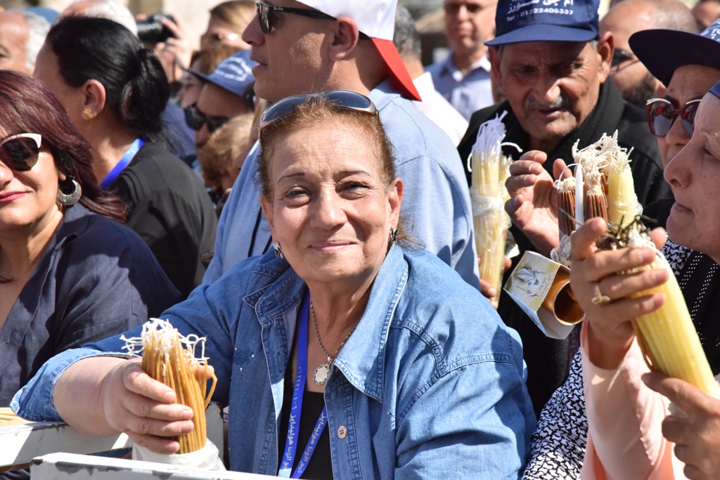 رئيس بلدية بيت لحم يشارك في استقبال النور المقدس القادم من القدس