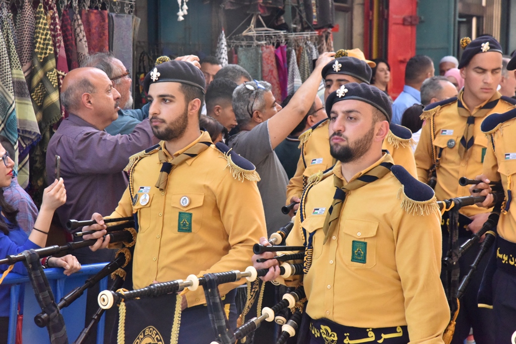 رئيس بلدية بيت لحم يشارك في استقبال النور المقدس القادم من القدس