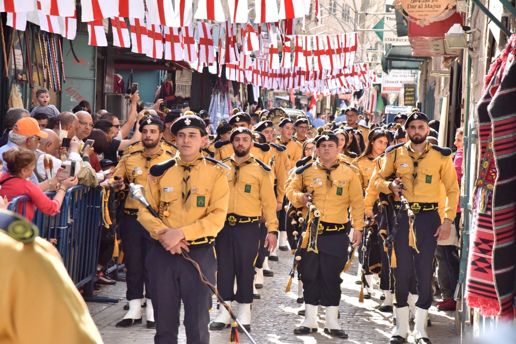 رئيس بلدية بيت لحم يشارك في استقبال النور المقدس القادم من القدس