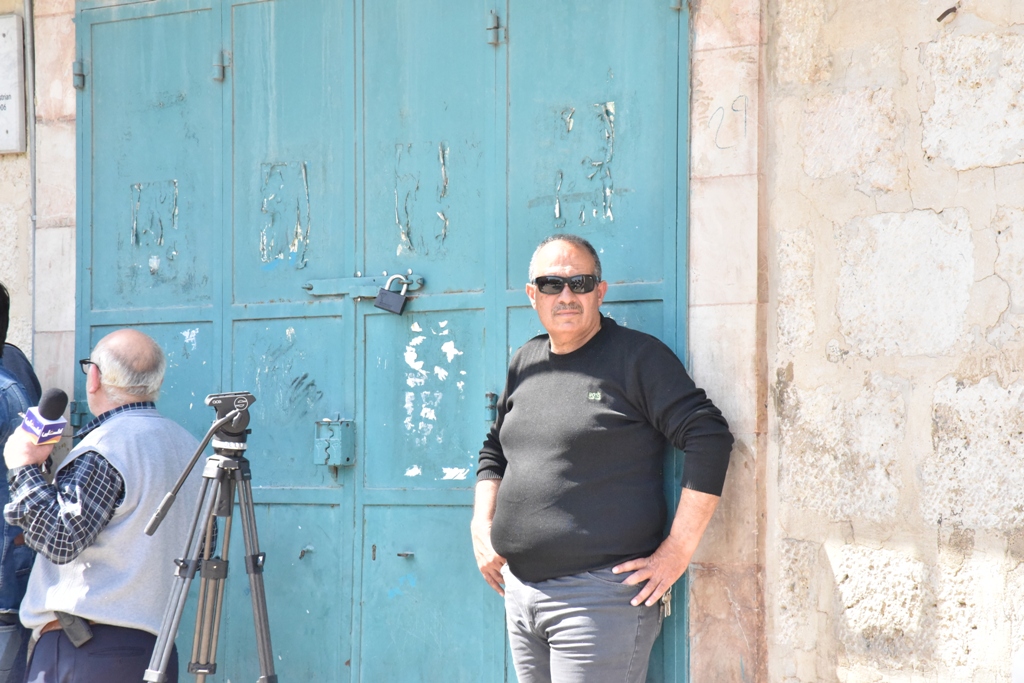 رئيس بلدية بيت لحم يشارك في استقبال النور المقدس القادم من القدس