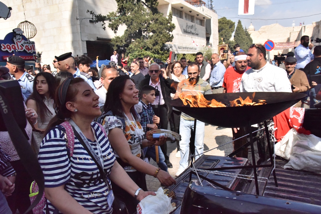 رئيس بلدية بيت لحم يشارك في استقبال النور المقدس القادم من القدس