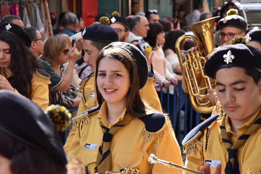 رئيس بلدية بيت لحم يشارك في استقبال النور المقدس القادم من القدس