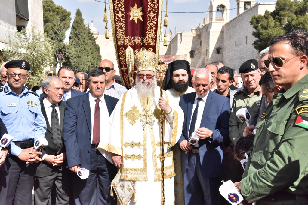 رئيس بلدية بيت لحم يشارك في استقبال النور المقدس القادم من القدس