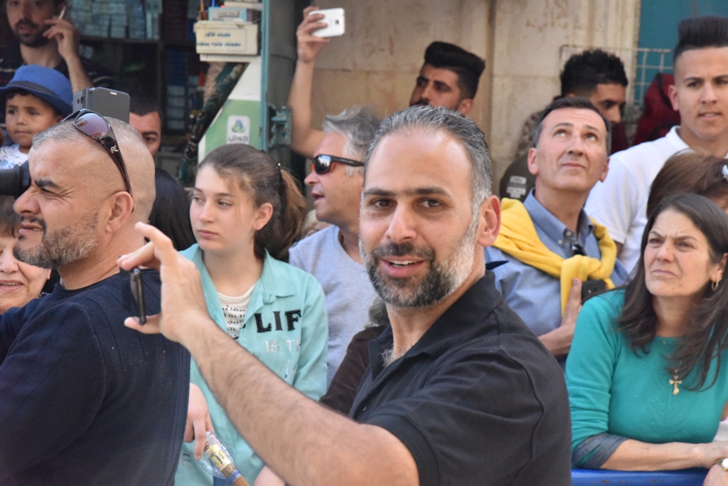 رئيس بلدية بيت لحم يشارك في استقبال النور المقدس القادم من القدس