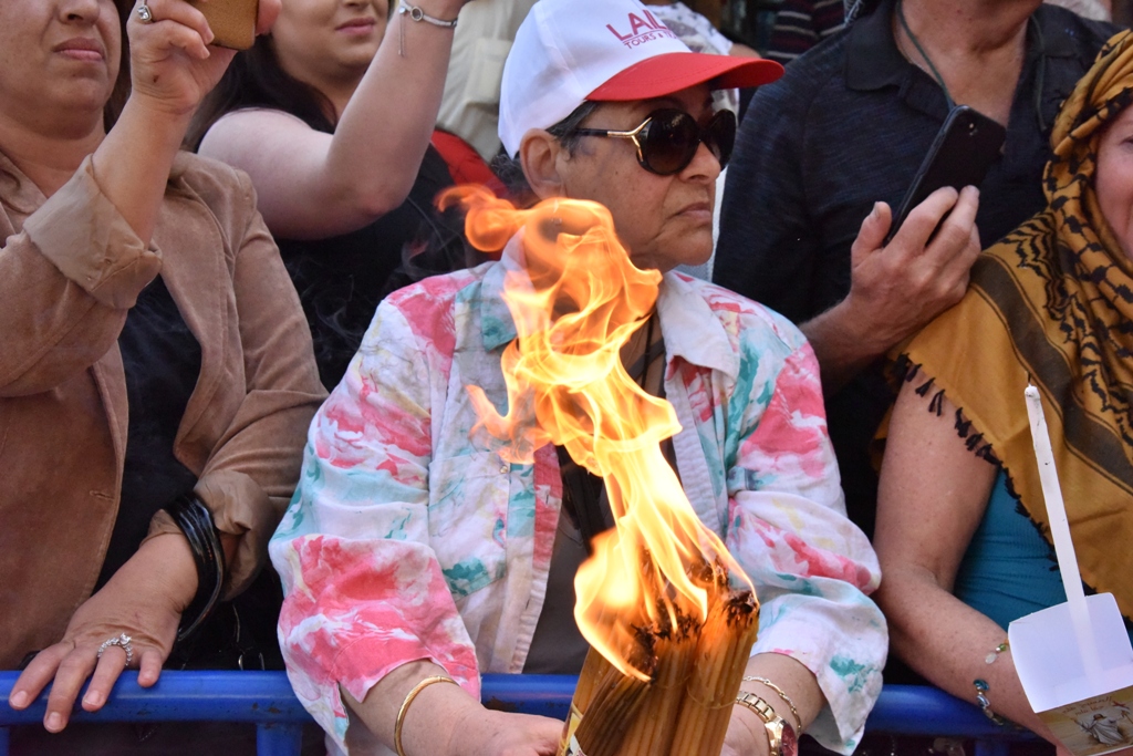 رئيس بلدية بيت لحم يشارك في استقبال النور المقدس القادم من القدس