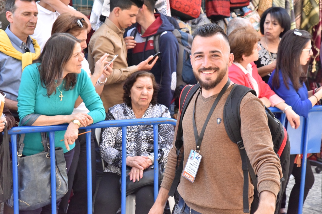 رئيس بلدية بيت لحم يشارك في استقبال النور المقدس القادم من القدس