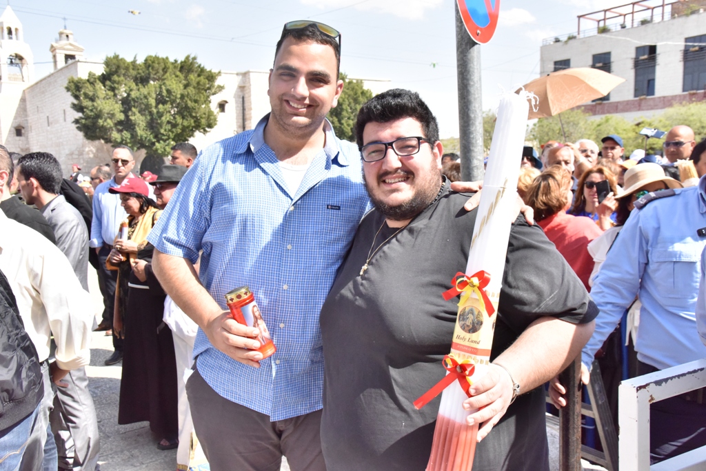 رئيس بلدية بيت لحم يشارك في استقبال النور المقدس القادم من القدس