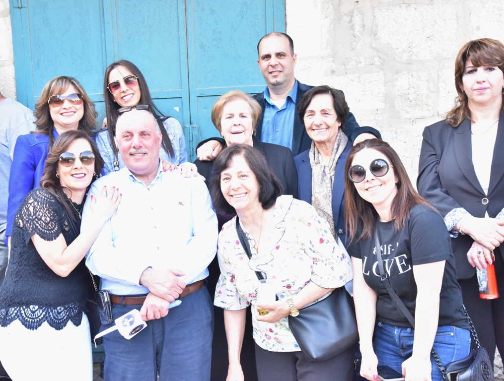 رئيس بلدية بيت لحم يشارك في استقبال النور المقدس القادم من القدس