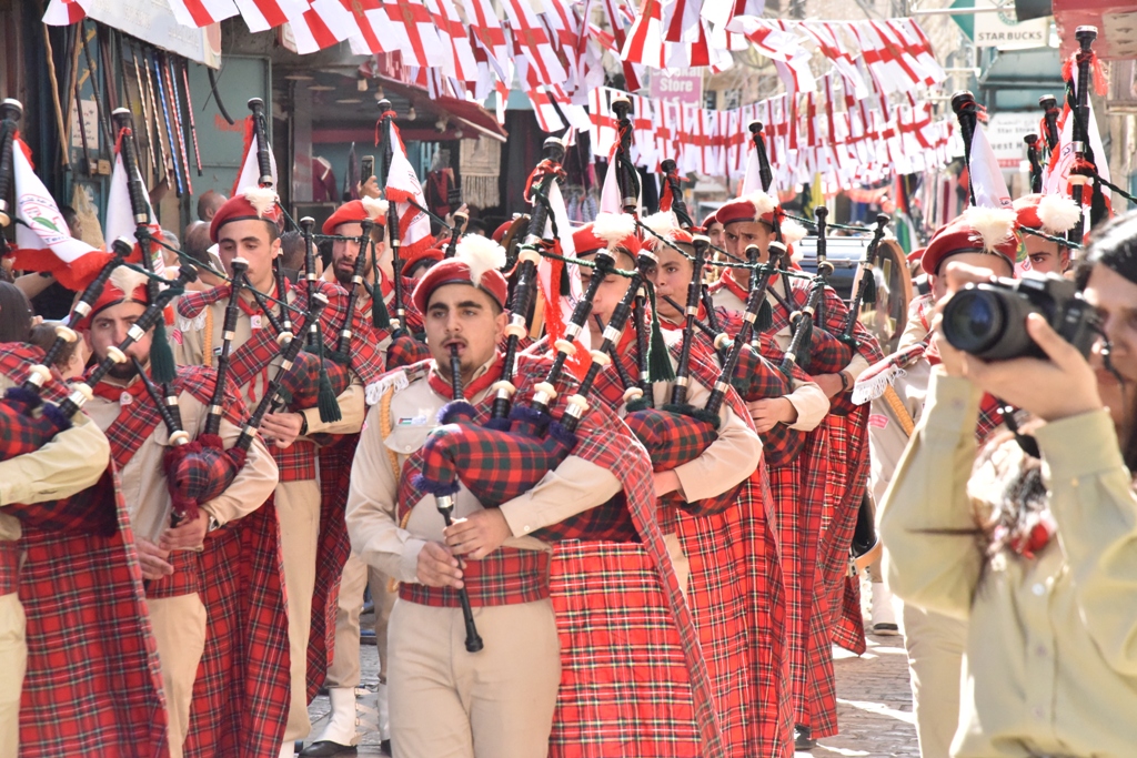 رئيس بلدية بيت لحم يشارك في استقبال النور المقدس القادم من القدس
