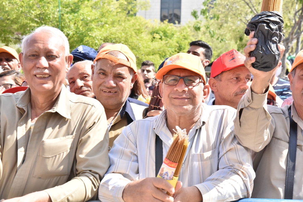 رئيس بلدية بيت لحم يشارك في استقبال النور المقدس القادم من القدس