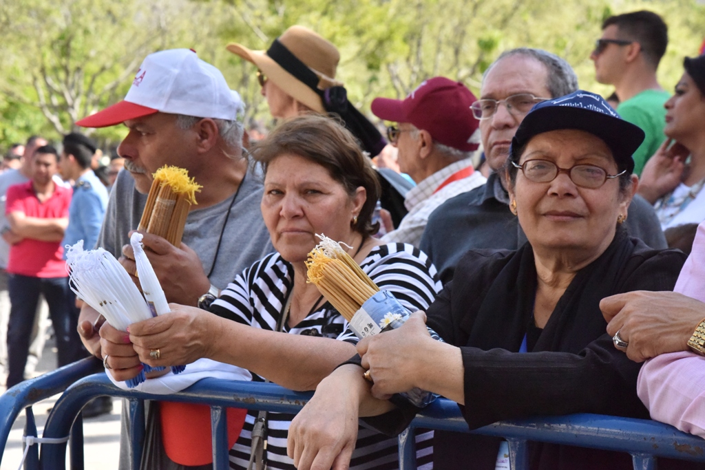 رئيس بلدية بيت لحم يشارك في استقبال النور المقدس القادم من القدس