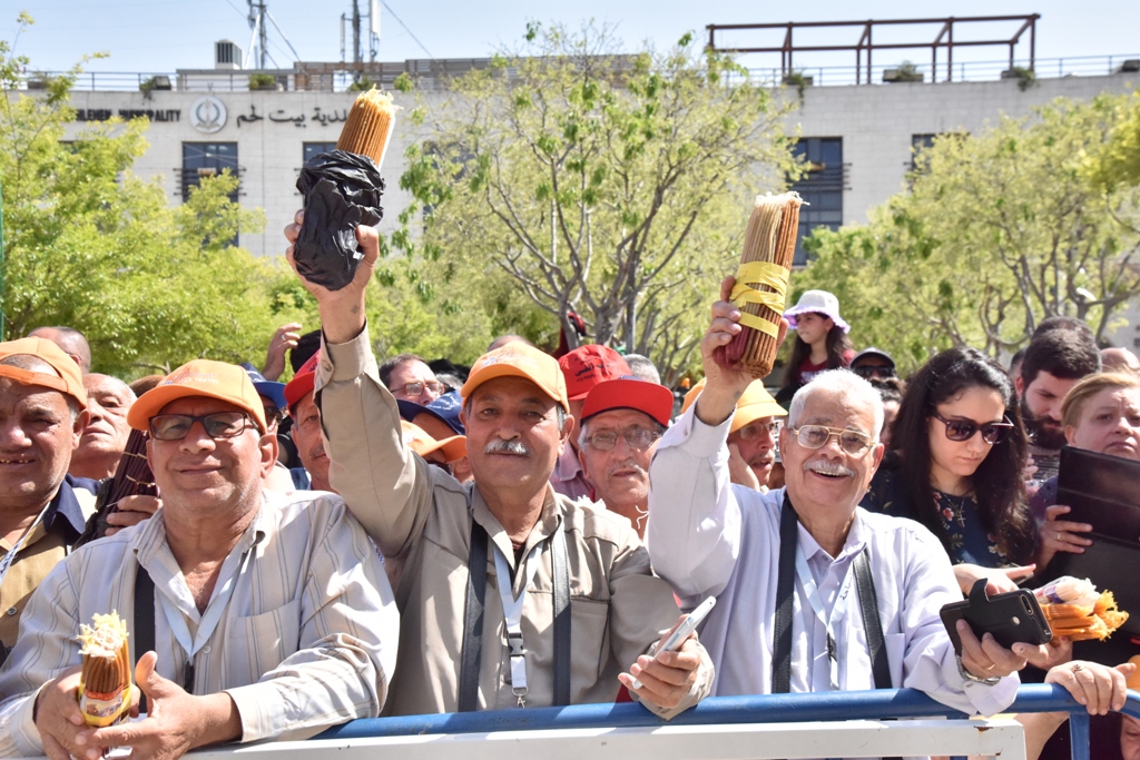 رئيس بلدية بيت لحم يشارك في استقبال النور المقدس القادم من القدس