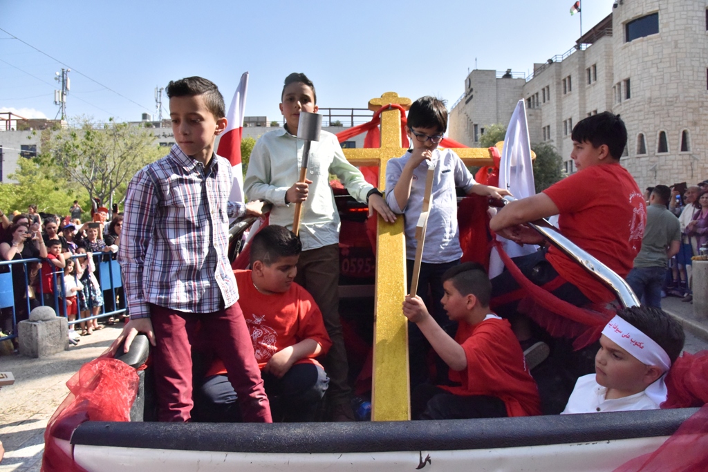 رئيس بلدية بيت لحم يشارك في استقبال النور المقدس القادم من القدس