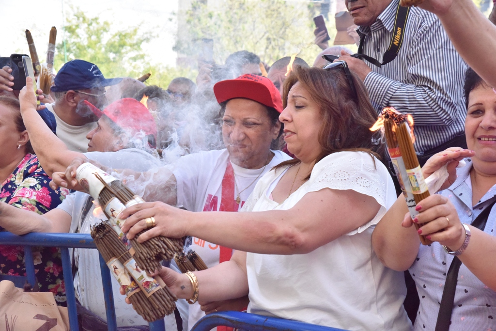 رئيس بلدية بيت لحم يشارك في استقبال النور المقدس القادم من القدس