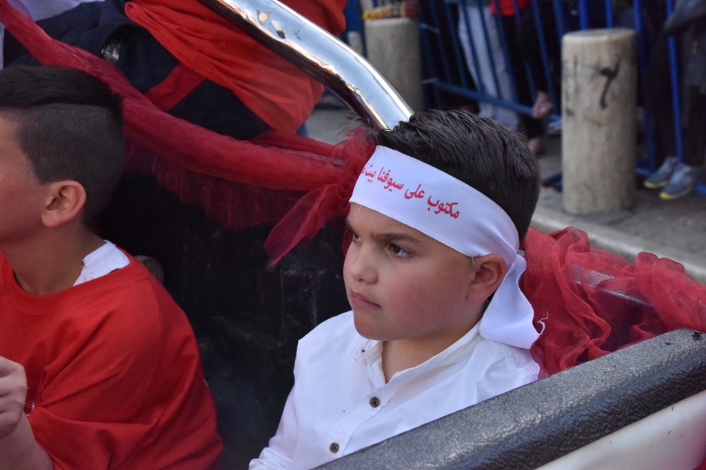 رئيس بلدية بيت لحم يشارك في استقبال النور المقدس القادم من القدس