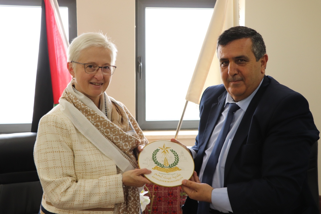 رئيس بلدية بيت لحم يستقبل القنصل البلجيكي العام في القدس وينقل لها تحديات المدينة ويبحثان سبل التعاون المشترك