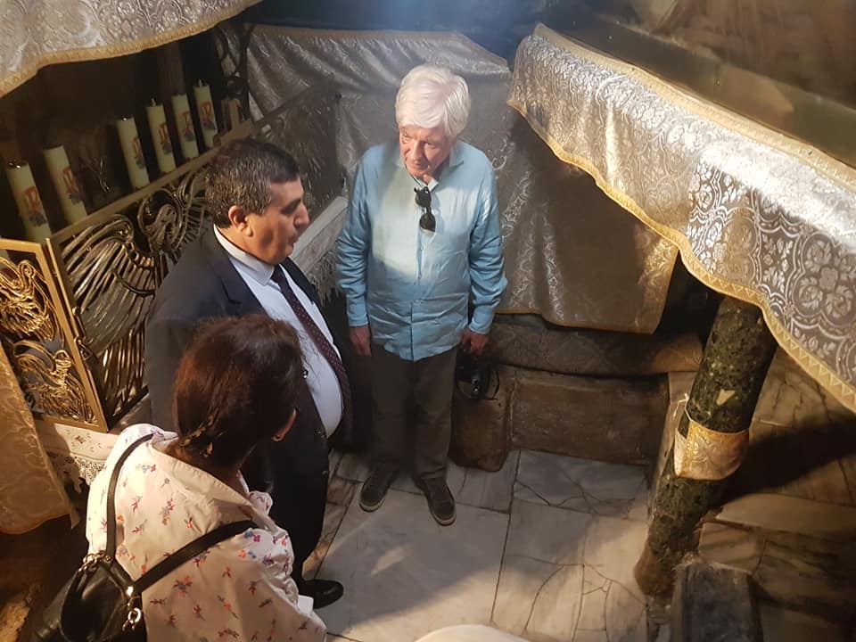 رئيس بلدية بيت لحم يستقبل مدير عام BBC ويرافقه في جولته في كنيسة المهد