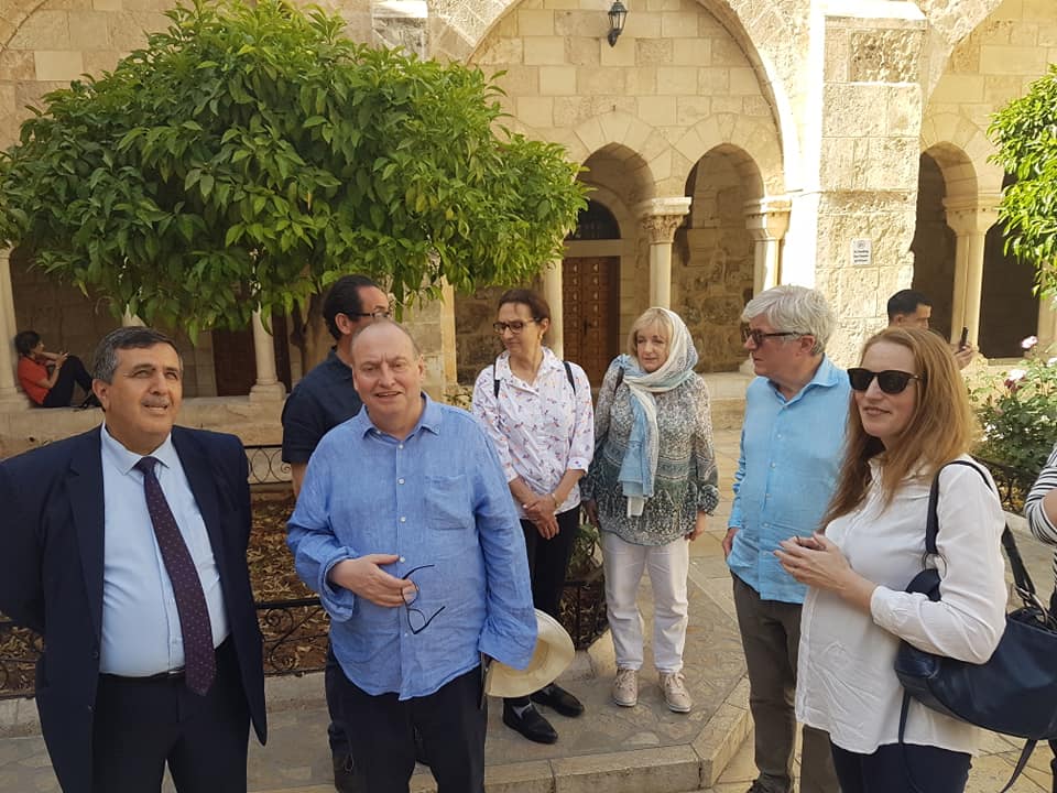 رئيس بلدية بيت لحم يستقبل مدير عام BBC ويرافقه في جولته في كنيسة المهد