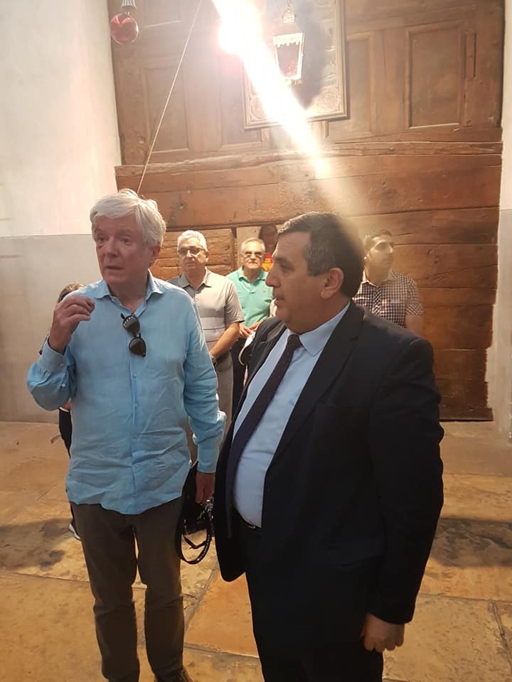 رئيس بلدية بيت لحم يستقبل مدير عام BBC ويرافقه في جولته في كنيسة المهد