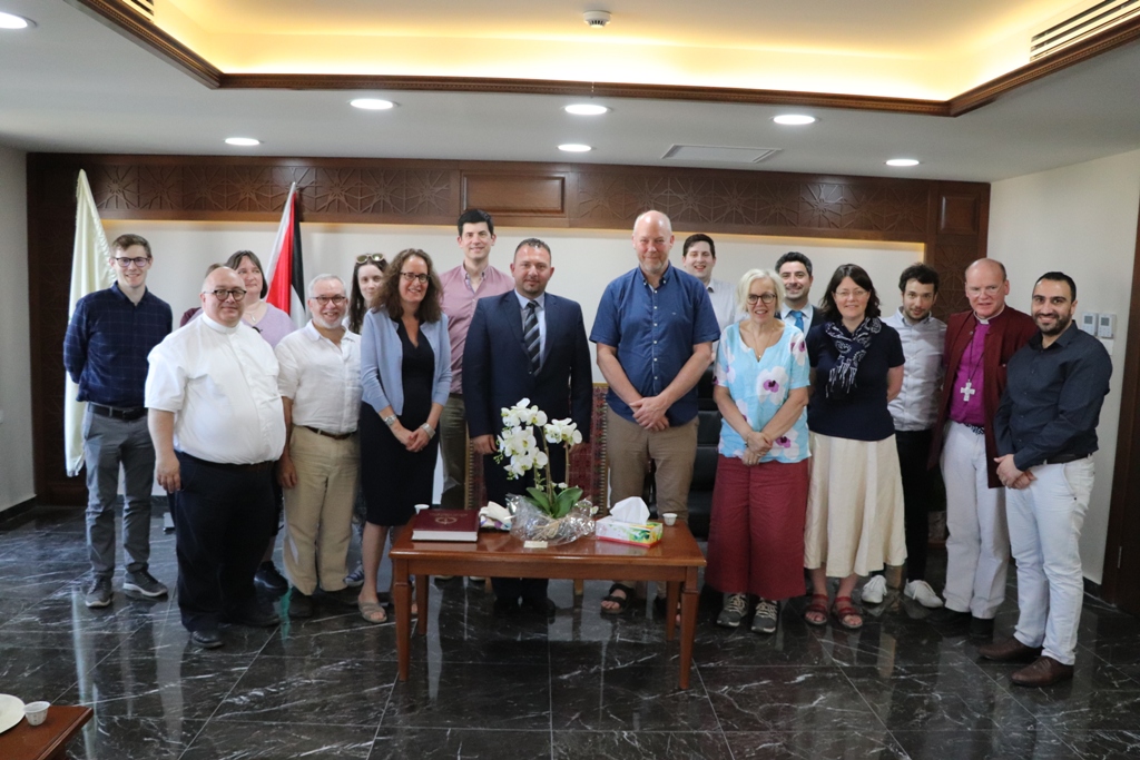 حنانيا يلتقي مع وفد بريطاني ديني رفيع المستوى في دار بلدية بيت لحم