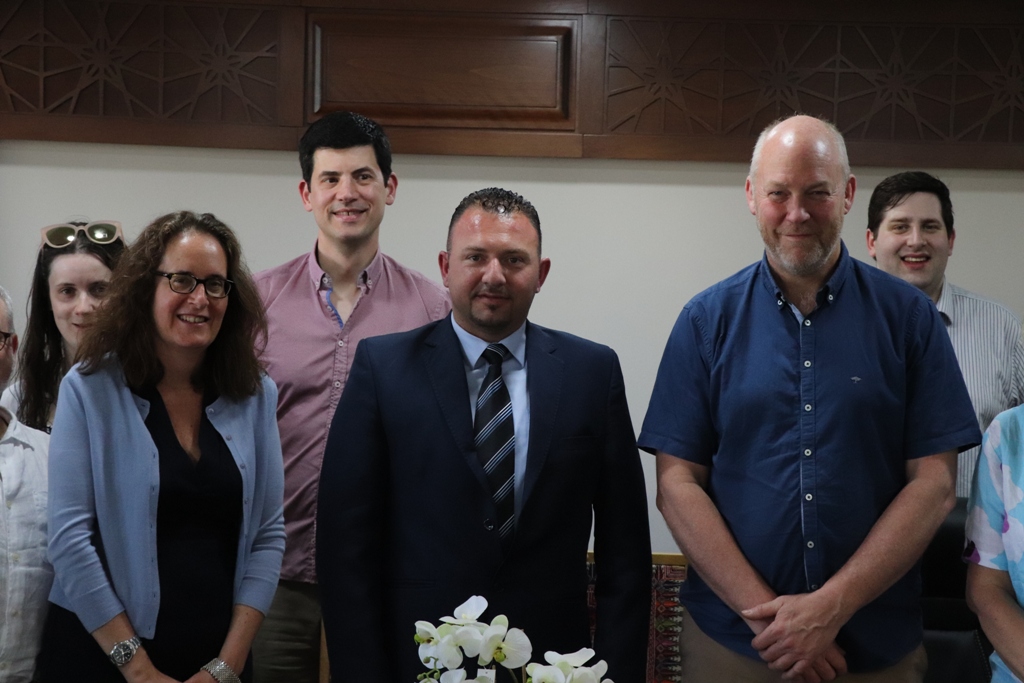 حنانيا يلتقي مع وفد بريطاني ديني رفيع المستوى في دار بلدية بيت لحم