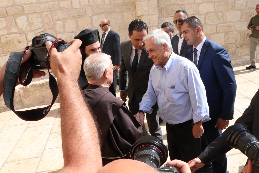 سلمان يشارك في استقبال رئيس جمهورية تشيلي على بلاط كنيسة المهد