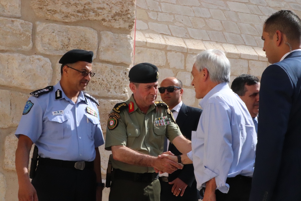 سلمان يشارك في استقبال رئيس جمهورية تشيلي على بلاط كنيسة المهد