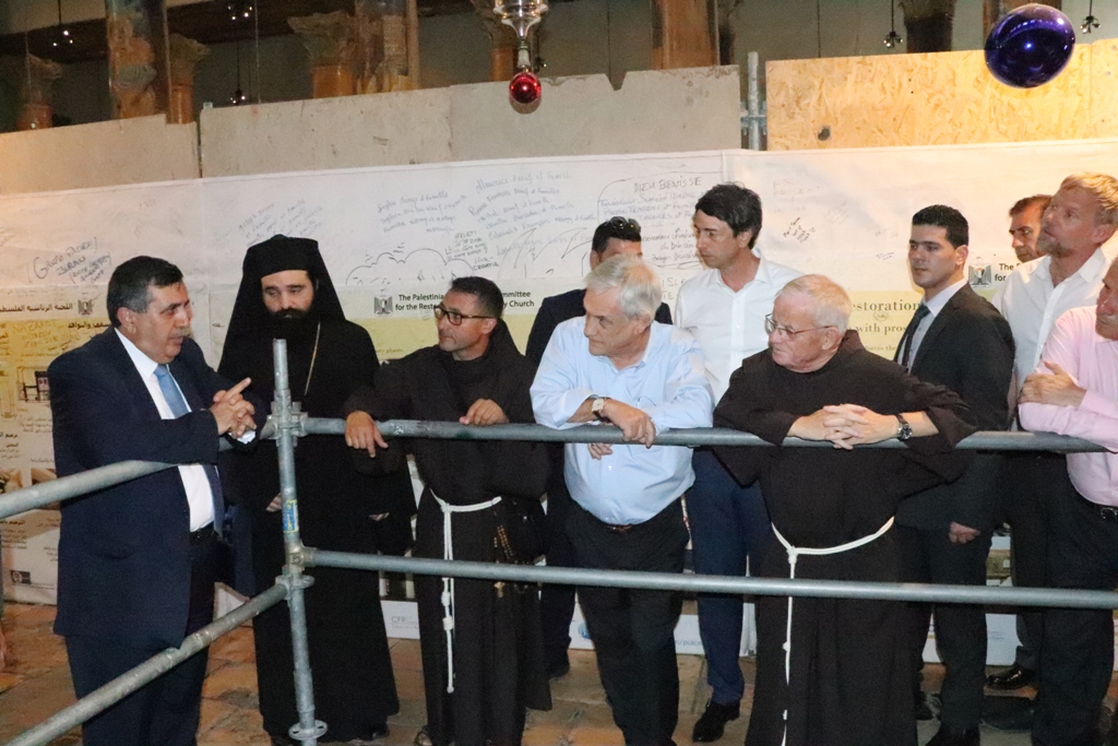 سلمان يشارك في استقبال رئيس جمهورية تشيلي على بلاط كنيسة المهد