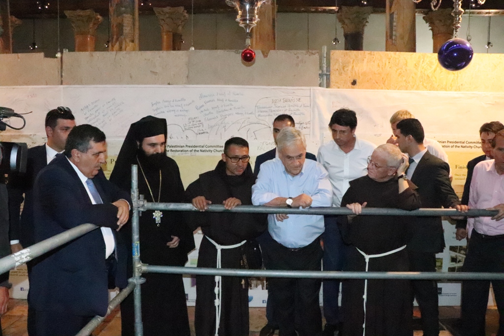 سلمان يشارك في استقبال رئيس جمهورية تشيلي على بلاط كنيسة المهد