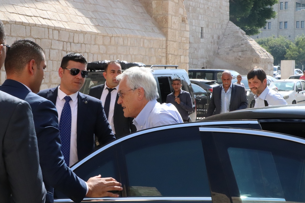 سلمان يشارك في استقبال رئيس جمهورية تشيلي على بلاط كنيسة المهد