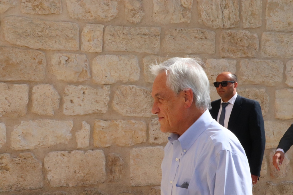 سلمان يشارك في استقبال رئيس جمهورية تشيلي على بلاط كنيسة المهد