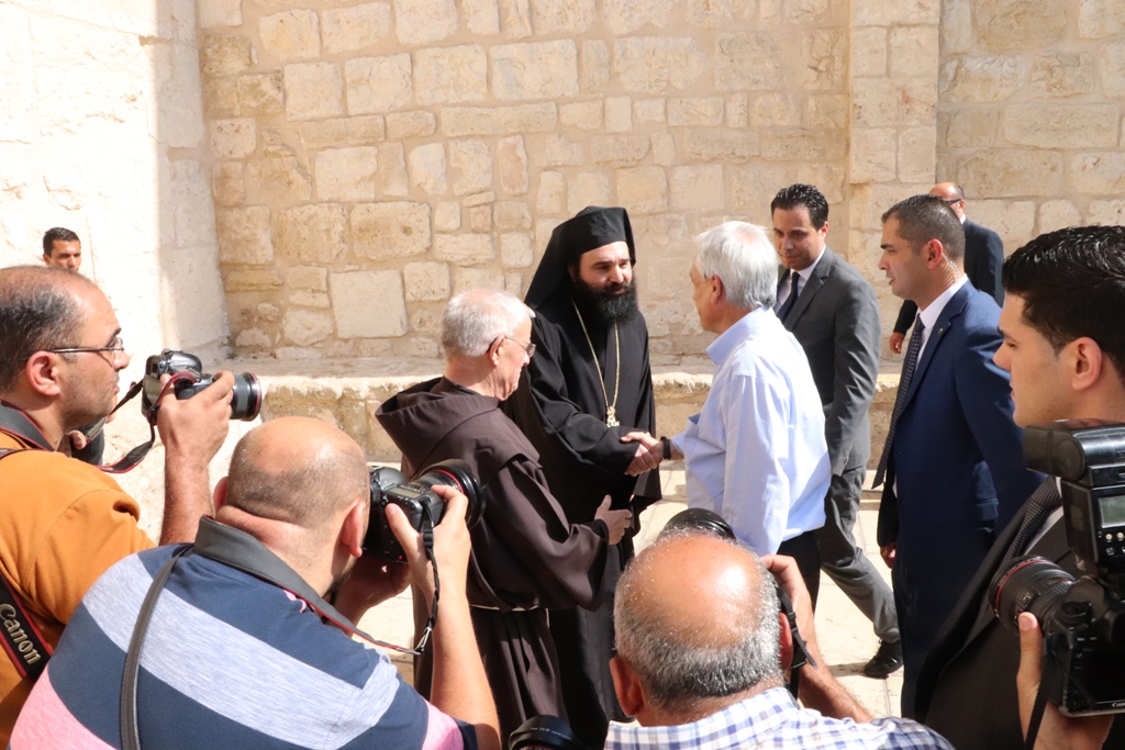 سلمان يشارك في استقبال رئيس جمهورية تشيلي على بلاط كنيسة المهد