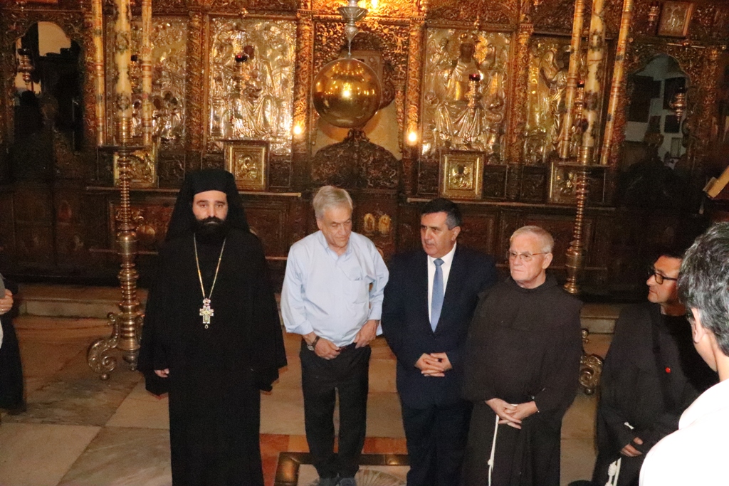 سلمان يشارك في استقبال رئيس جمهورية تشيلي على بلاط كنيسة المهد