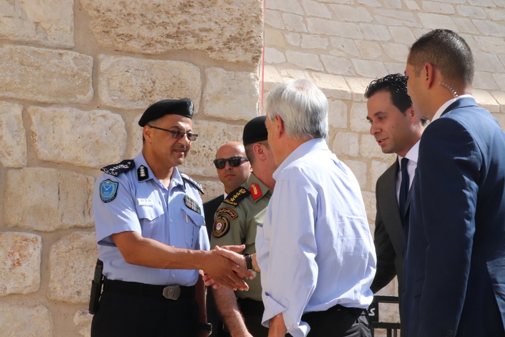 سلمان يشارك في استقبال رئيس جمهورية تشيلي على بلاط كنيسة المهد