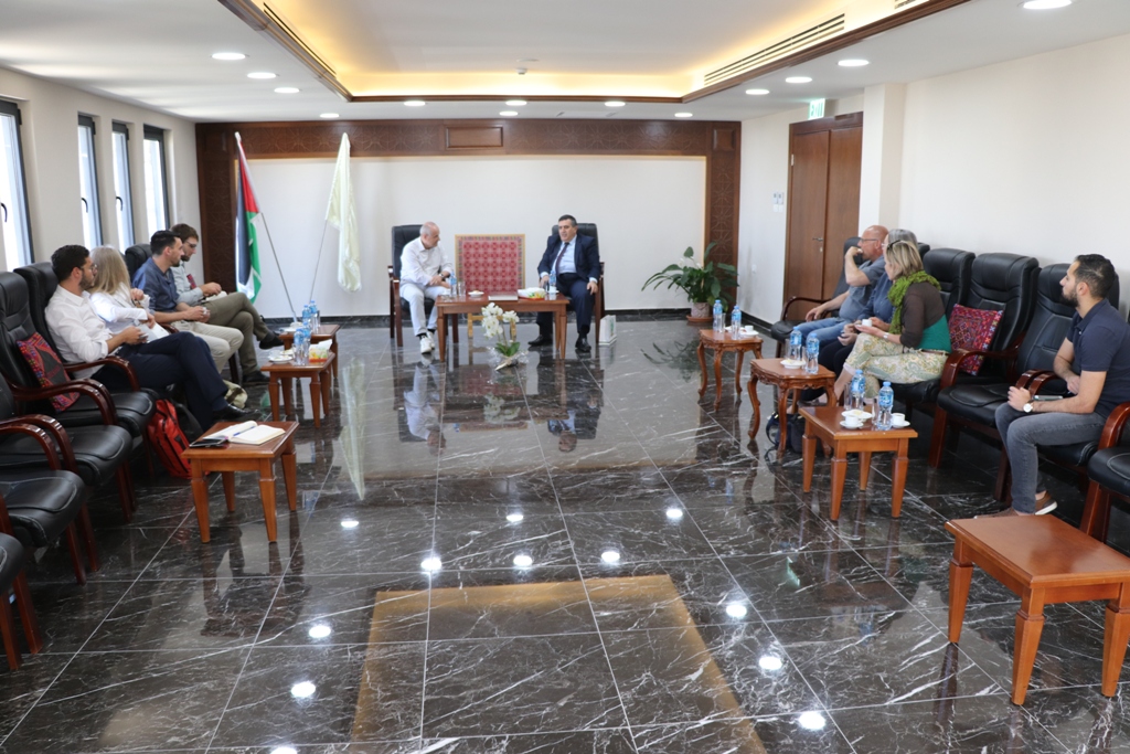 رئيس بلدية بيت لحم يستقبل وفداً برلمانياً سويسرياً