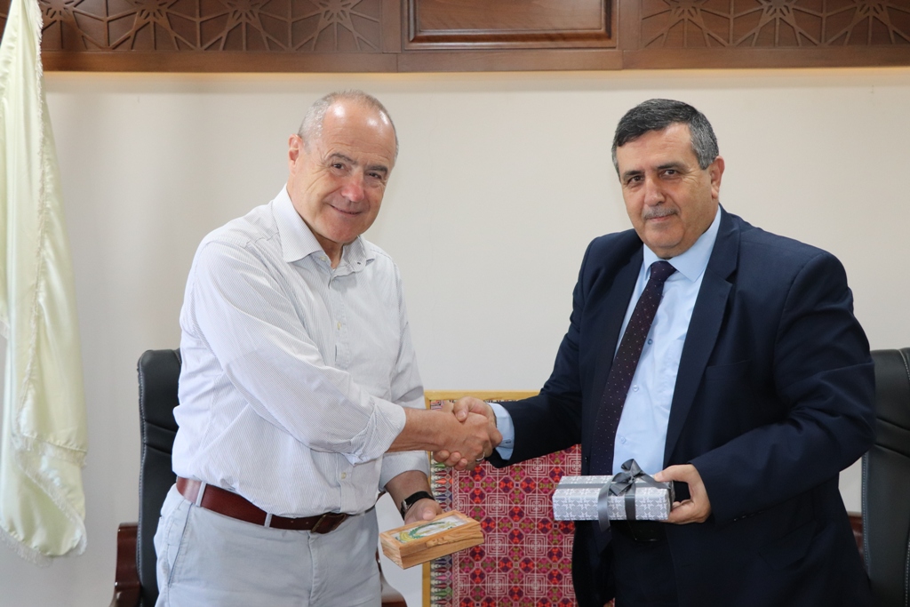 رئيس بلدية بيت لحم يستقبل وفداً برلمانياً سويسرياً