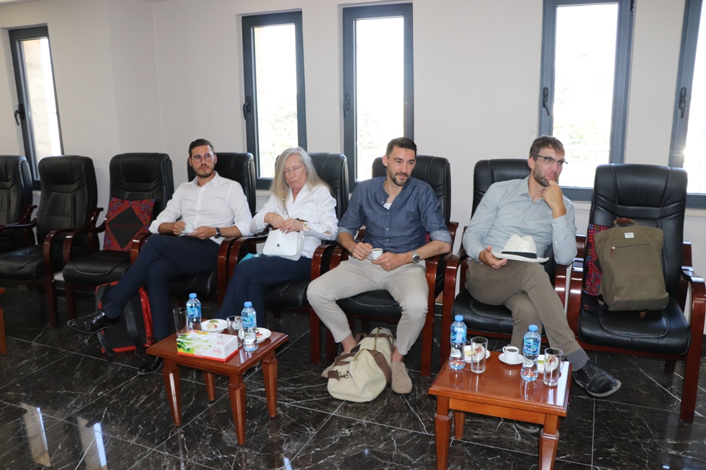 رئيس بلدية بيت لحم يستقبل وفداً برلمانياً سويسرياً