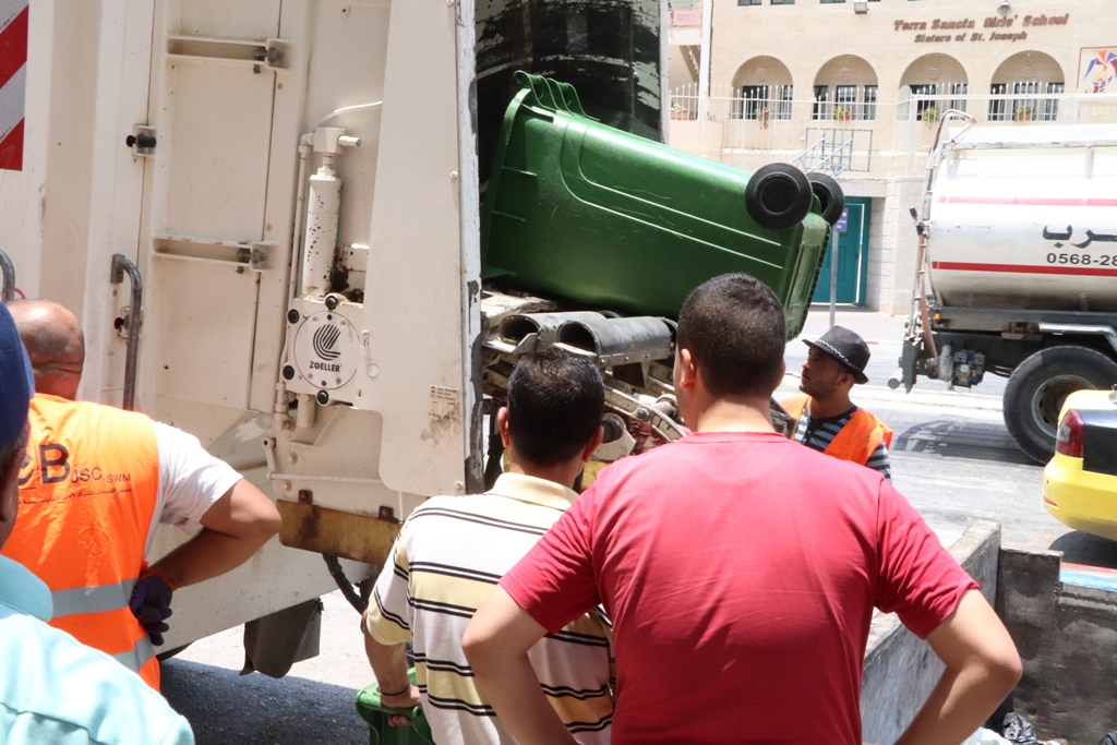 اتلاف مواد غذائية وتنظيف من قبل بلدية بيت لحم ‎