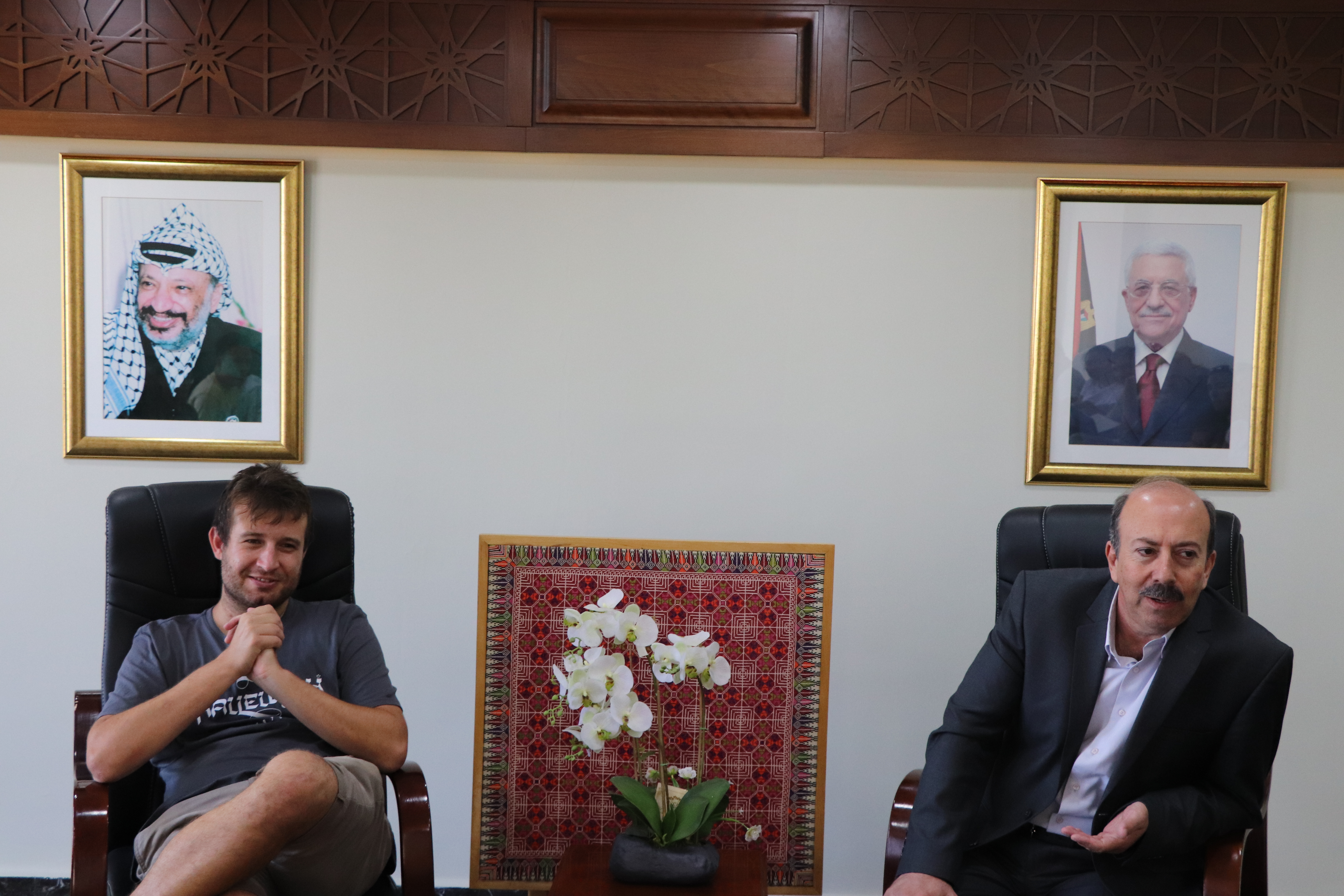 مدير عام بلدية بيت لحم يستقبل وفد طلبة أمريكيين من جامعة واشنطن وينقل لهم تحديات المدينة