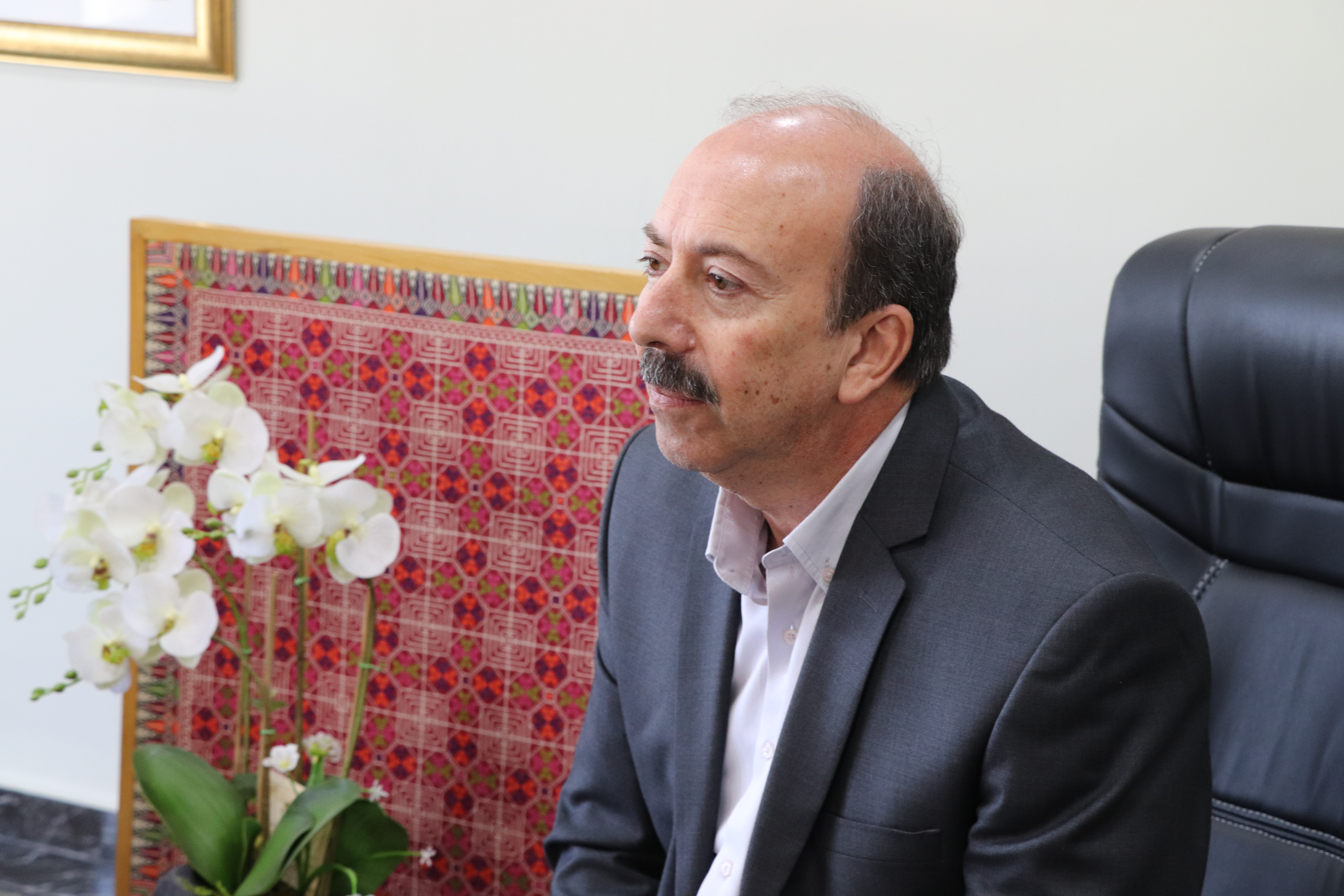 مدير عام بلدية بيت لحم يستقبل وفد طلبة أمريكيين من جامعة واشنطن وينقل لهم تحديات المدينة