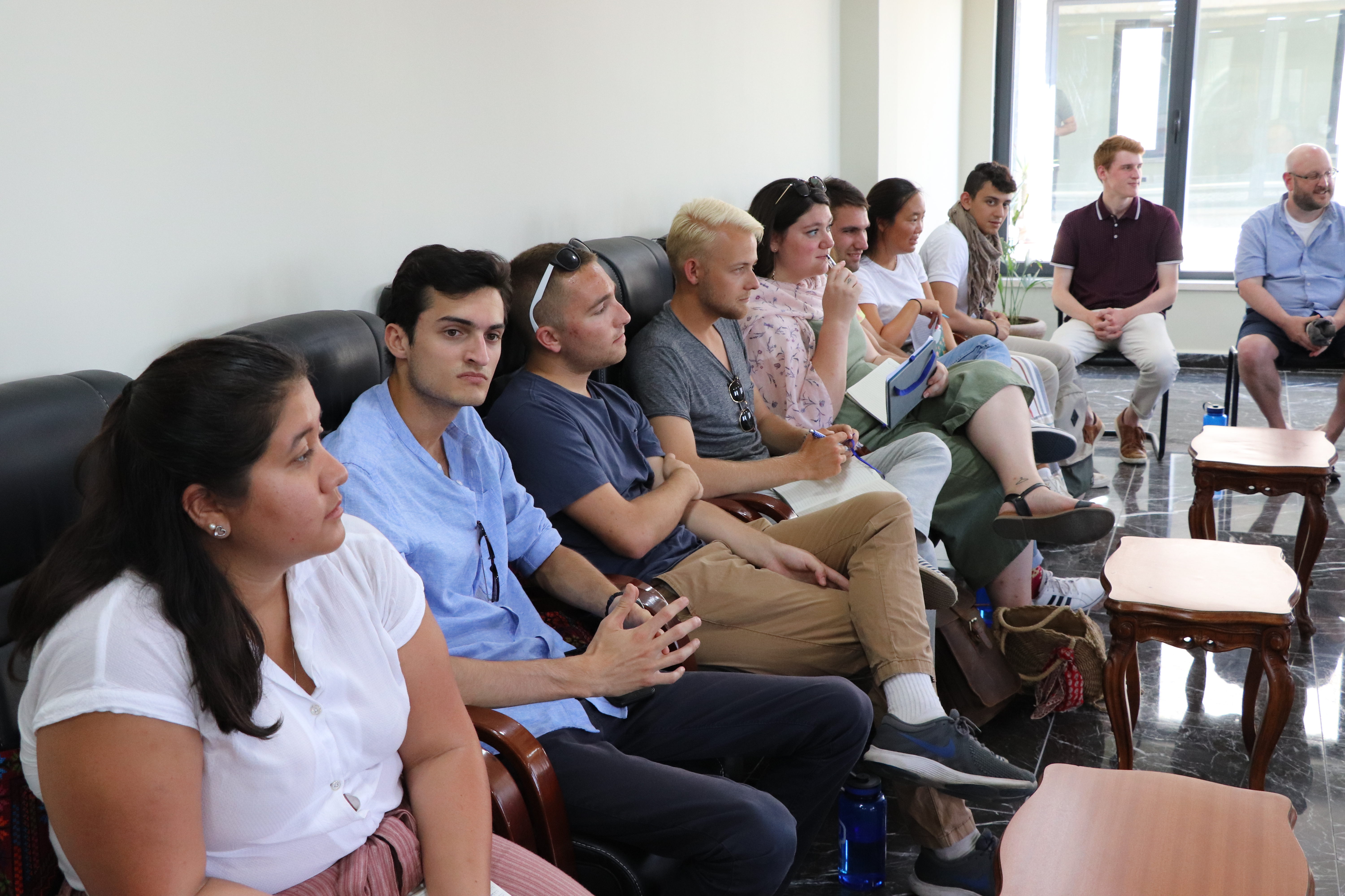 مدير عام بلدية بيت لحم يستقبل وفد طلبة أمريكيين من جامعة واشنطن وينقل لهم تحديات المدينة