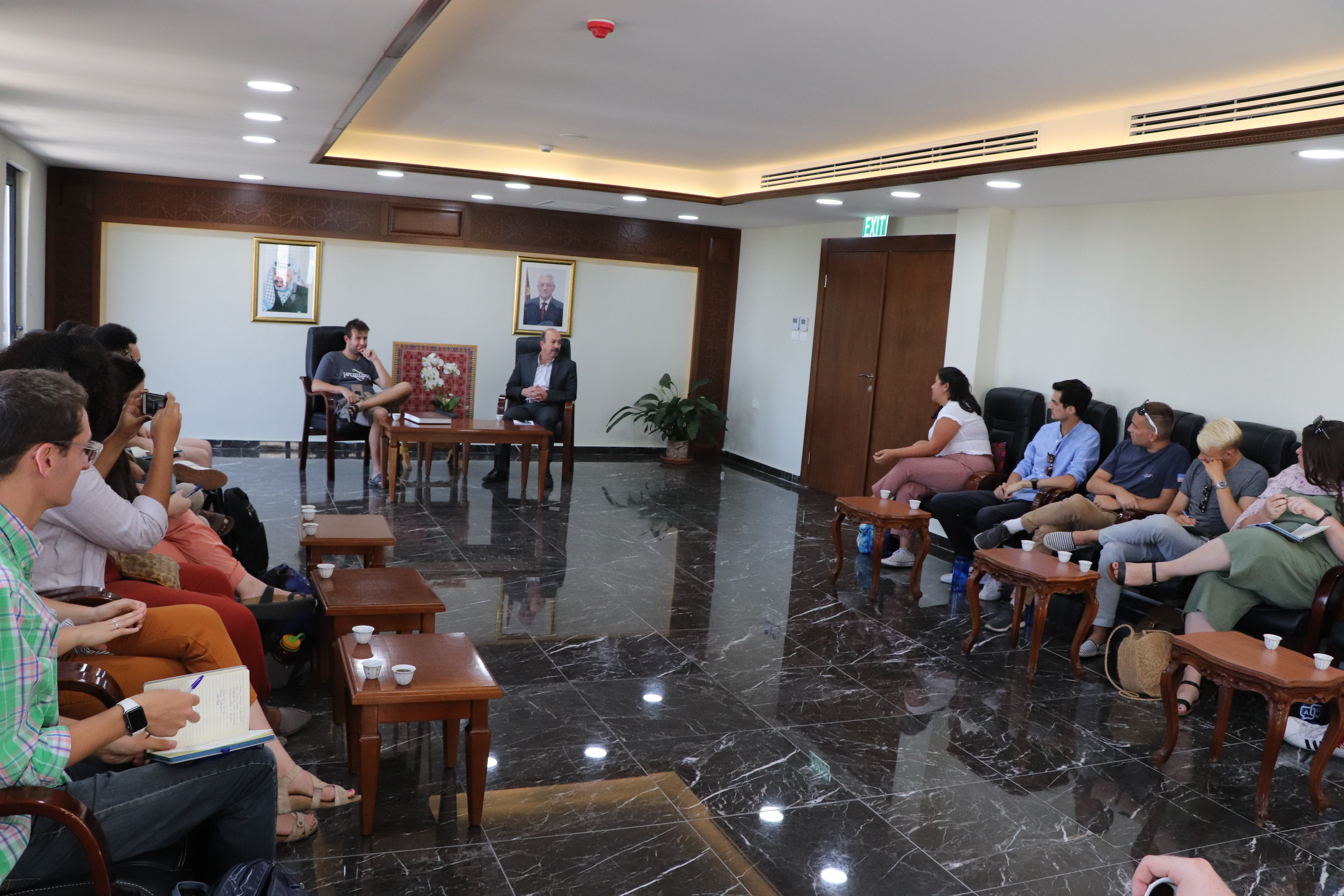 مدير عام بلدية بيت لحم يستقبل وفد طلبة أمريكيين من جامعة واشنطن وينقل لهم تحديات المدينة