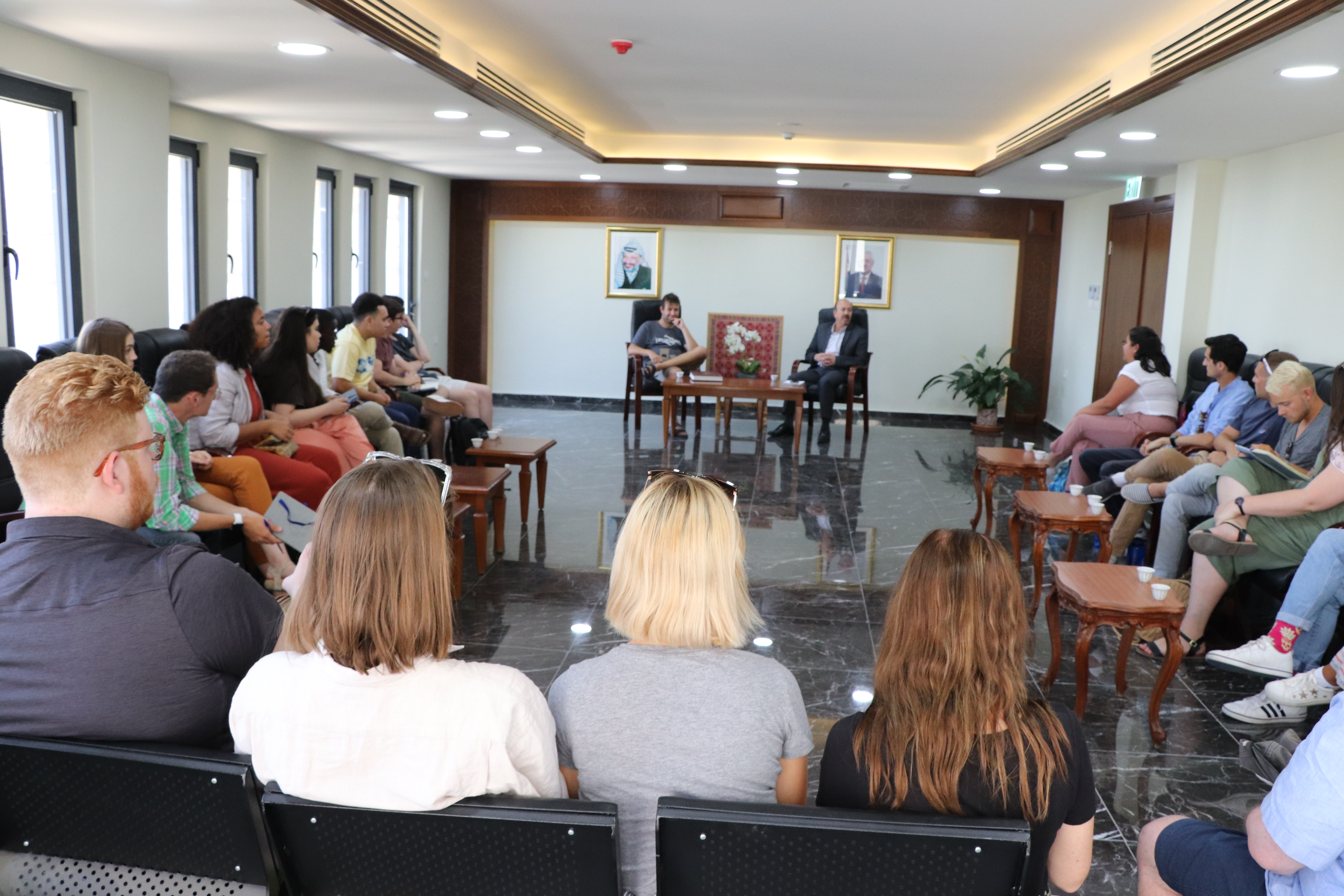 مدير عام بلدية بيت لحم يستقبل وفد طلبة أمريكيين من جامعة واشنطن وينقل لهم تحديات المدينة