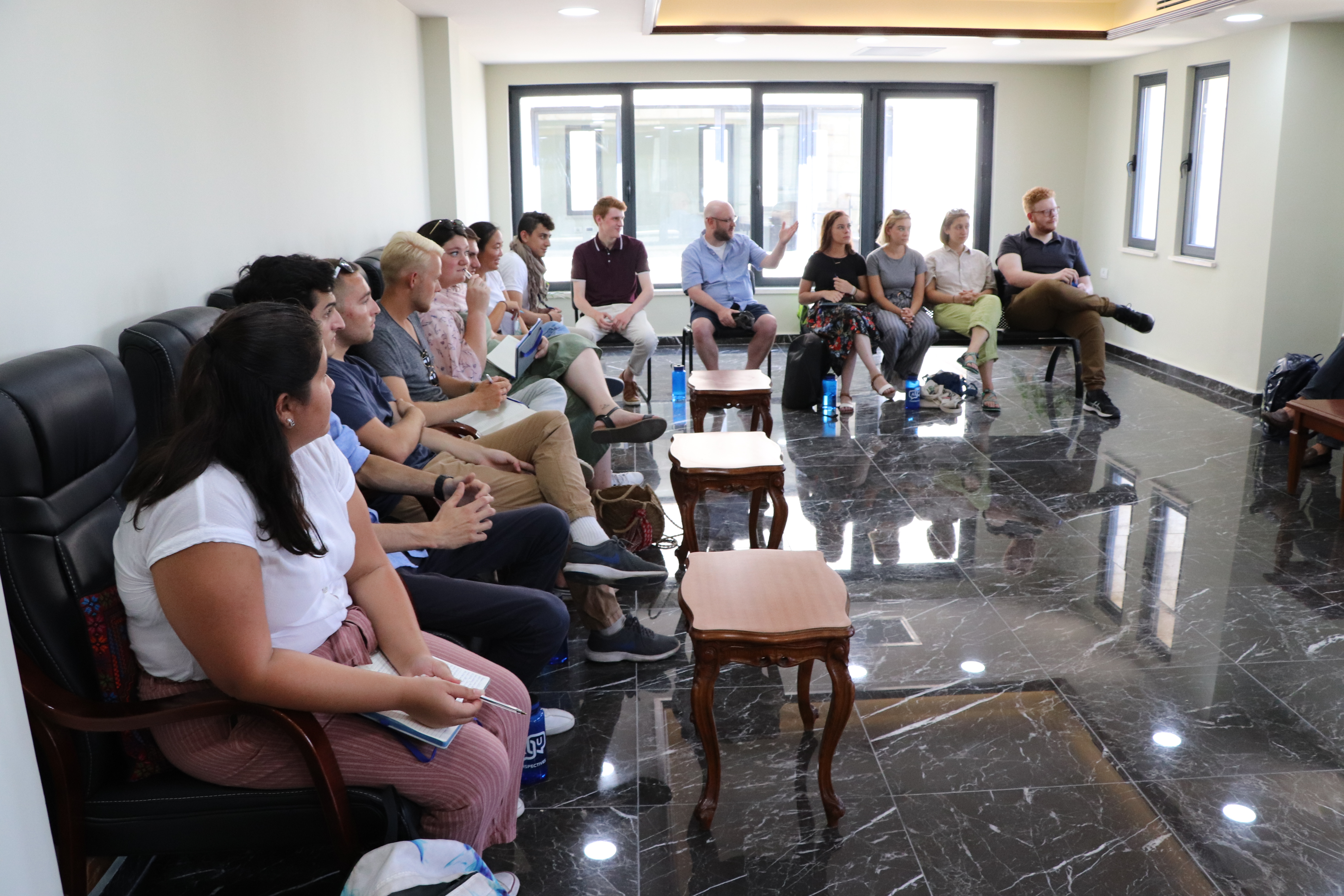 مدير عام بلدية بيت لحم يستقبل وفد طلبة أمريكيين من جامعة واشنطن وينقل لهم تحديات المدينة