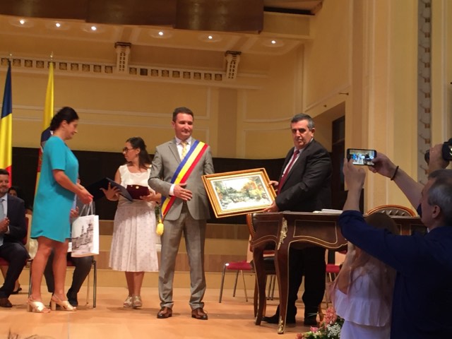 بهدف التعاون في مجالات السياحة والثقافة والفن والتعليم والرياضة والإقتصاد وغيرها  إتفاقية توأمة بين بلديتي بيت لحم وأراد الرومانية